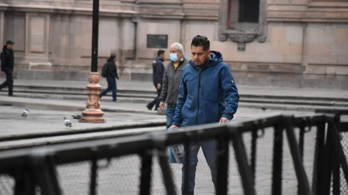 hombres gente en la calle caminando (1)